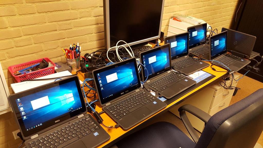 Nieuwe laptops in de KWS! Er zijn 30 nieuwe laptops in de KWS. In een prachtige laptopkar en met nieuwe koptelefoons. Daarmee is de zwakste schakel van onze ICT sterk geworden.