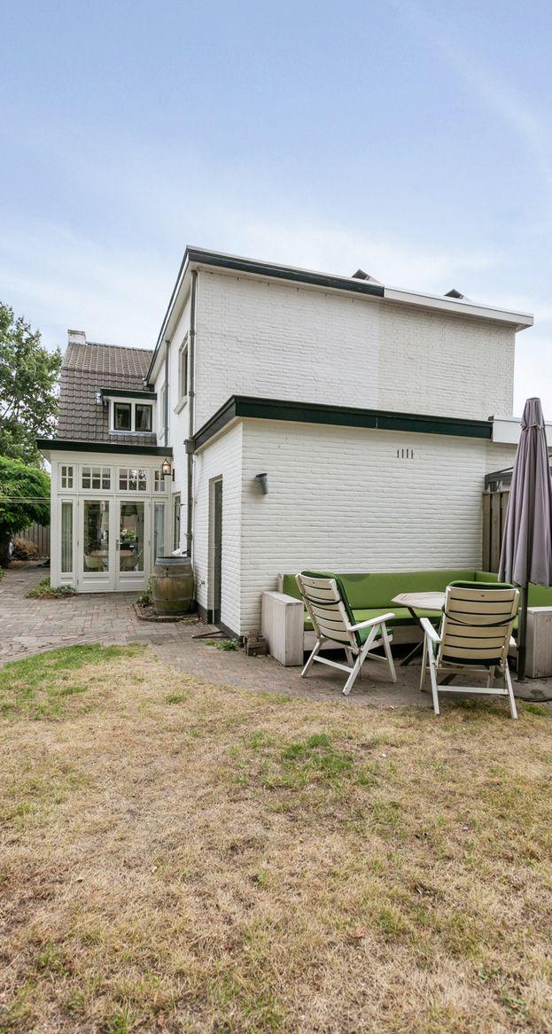 22 franksweegersmakelaardij.nl Tuin De vooroorlogse, goed onderhouden 2-o-1 kapwoning heeft een garage, ca. 2.90x5.70 m, een aangebouwde berging, ca. 2.75x3.