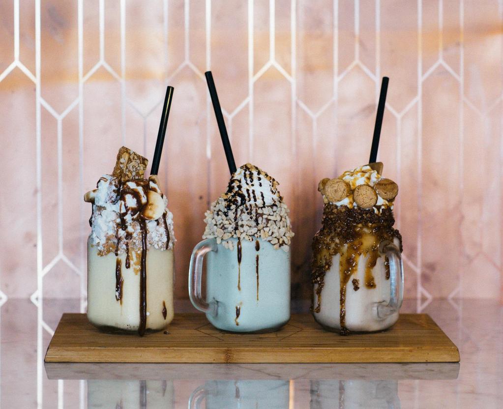 https://www.horecatrends.com/freakshakes-freaky-caloriebom/ FREAKSHAKES Product Freakshakes bestaan uit een basis milkshake naar keuze (banaan, chocolade, vanille etc.