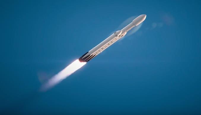 SPANNING STIJGT VOOR SPACEX De eerste lancering van de SpaceX Falcon Heavy raket is van december naar januari volgend jaar verschoven.
