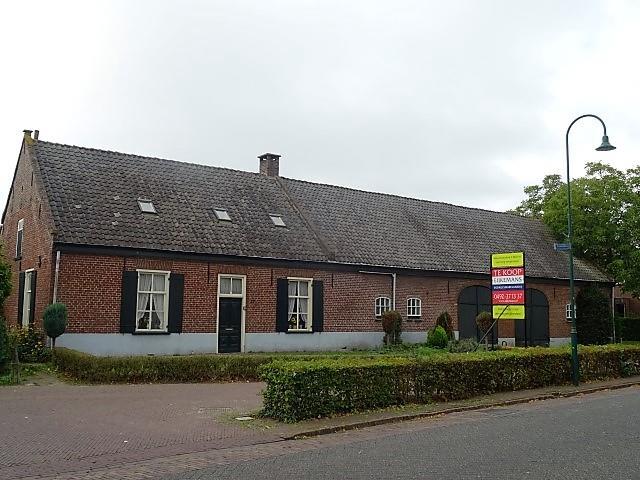 GROTE WOONBOERDERIJ. GESITUEERD OP EEN RIANT, OP HET ZUIDEN GELEGEN PERCEEL VAN 2.010 M²!