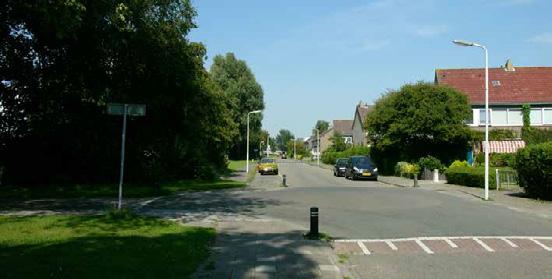 Vrijstaande bijgebouwen zijn achter de woningen en achter de achtergevel gesitueerd.