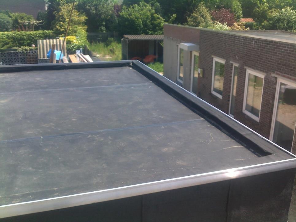 5. TECHNISCHE BESCHRIJVNIG - RUWBOUW Platte daken Er wordt gebruik gemaakt van EPDM om de platte daken te verdichten. Onderliggend wordt voldoende thermische isolatie voorzien.