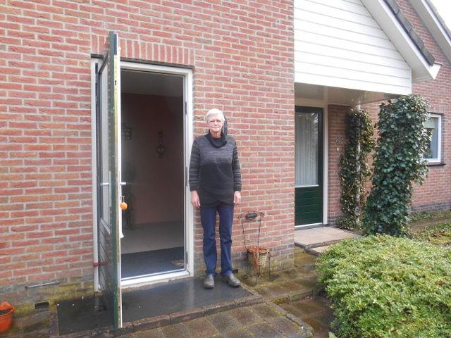 Op een koude voorjaarsdag, tussen de hagelbuien door, ben ik bij Klazina Dassen aan de Scheeneweg 21 in Nijeholtwolde geweest. Vronie de Groot 1. Wie wonen er achter deze deur?