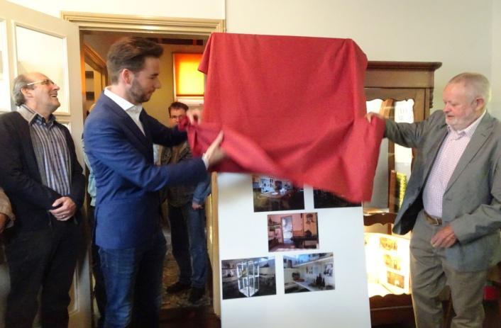 Wethouder Biemans onthulde met voorzitter Jan Adriaans een fotoreportage van de restauratie en herinrichting van het Heemhuis.
