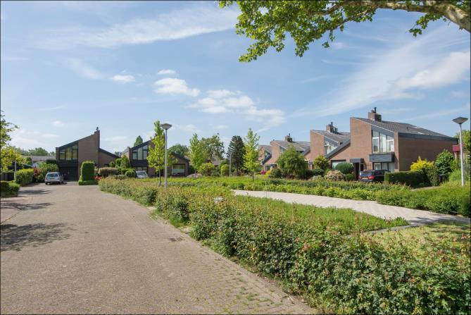 Mooi gerenoveerde geschakelde woning met schuur en veranda gelegen in een ruime tuin aan een wetering.