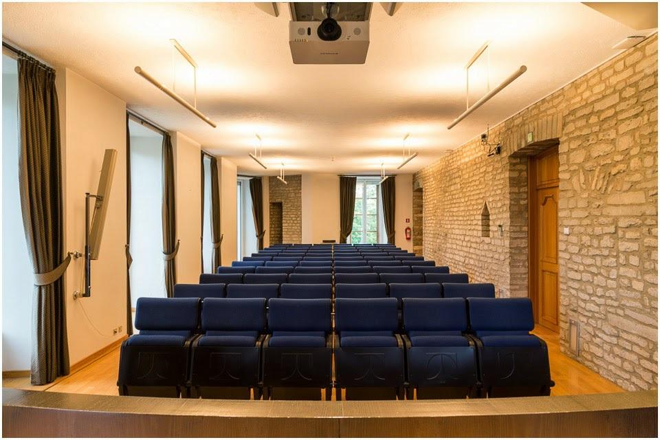 Auditorium voor 66 personen EERSTE VERDIEPING: AUDITORIUM ELISABETH-CATHARINA VAN GROESBEEKZAAL (capaciteit: 66 personen): Vaste theateropstelling (klapzetels met schrijftafeltje), airconditioning,