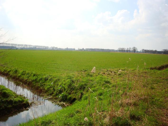 Het wordt zuidelijk begrenst door de Linderbeek en noordelijk door de Zandstuve.