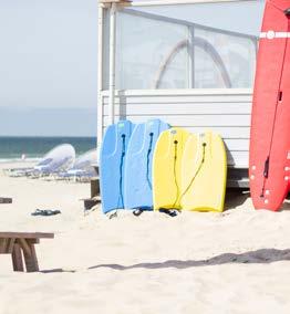 Starend over de zoute zee met een heerlijk glas rosé in je hand en met het warme zand onder je blote voeten, bewonder je de capriolen van