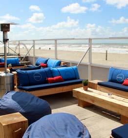 Lekker languit op een strandbed, of fanatiek tijdens een potje beachvolleybal, biedt het decor voor ultieme ontspanning.