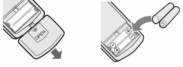 VOORBEREIDING Batterijen plaatsen (R03/LR03x2) 1. Maak het batterijdeksel aan de achterzijde van de afstandsbediening open. (Schuif het deksel open in de richting van de pijl). 2.