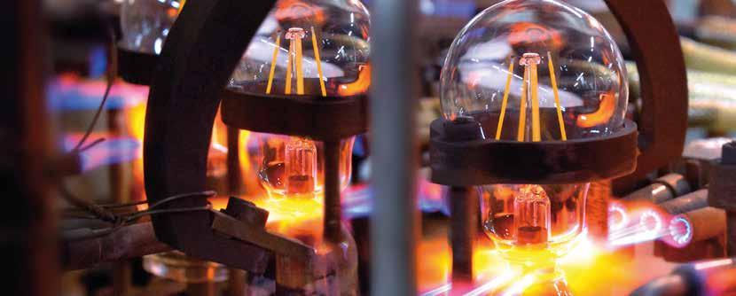 LED FILAMENT TECHNOLOGIE Reeds in 2009 presenteerde Segula een technologische revolutie: de eerste retrofit lampen in de vorm van de originele gloeilamp.