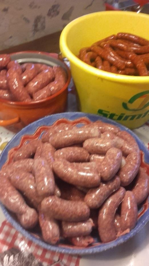 We plannen een weekend in om rustig worst te gaan maken. Merguez en worst met pijnboompitten en rozemarijn. Lekker voor op de BBQ deze komende zomer.