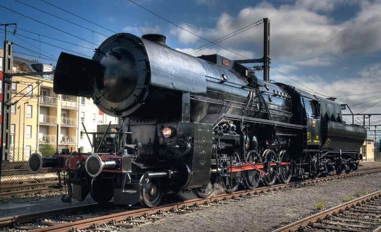 Met Witte-windleiplaten in standaarduitvoering, voorloopwielstel met volle wielen, baanruimer met grote scheppen, beide onderste front lampen aan de voorzijde van de locomotief in de cilinderblok