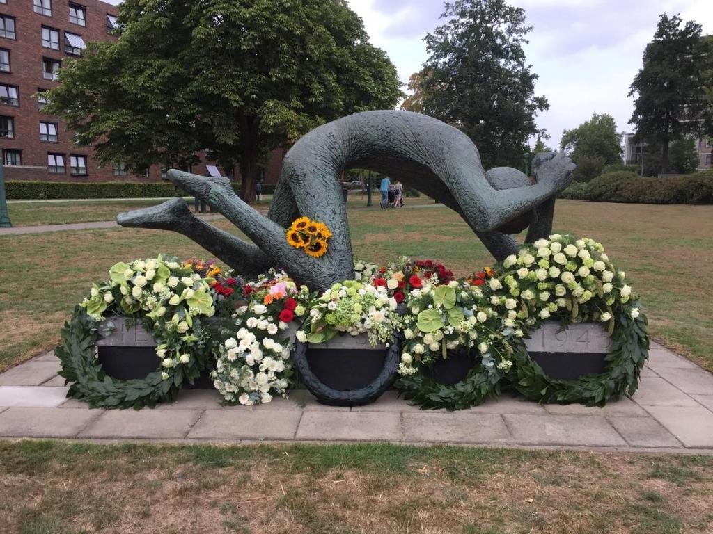 Herdenkings ceremonies Enschede en Almelo Ook dit jaar hebben we op 15 augustus weer een herdenkingsceremonie gehouden bij het Indisch Monument in Enschede.