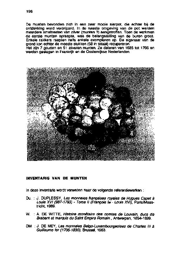 196 De munten bevonden zich in een zeer mooie sierpot, die echter bij de ontdekking werd verbrijzeld. In de naaste omgeving van de pot werden meerdere smeltresten van zilver (munten?) aangetroffen.