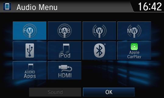 Vraag: Als mijn telefoon is aangesloten op Apple CarPlay, kan ik mijn ipod dan nog steeds gebruiken voor het afspelen van audio? A: Ja.