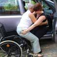 rolstoel of uit de autozetel geraakt, kan je hem mee rechthelpen door hem