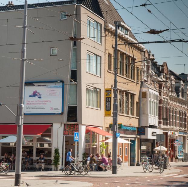 De wijk ligt dicht bij het centrum van Rotterdam, tussen de spoorlijn, s Gravendijkwal, Heemraadsingel en Rochussenstraat.