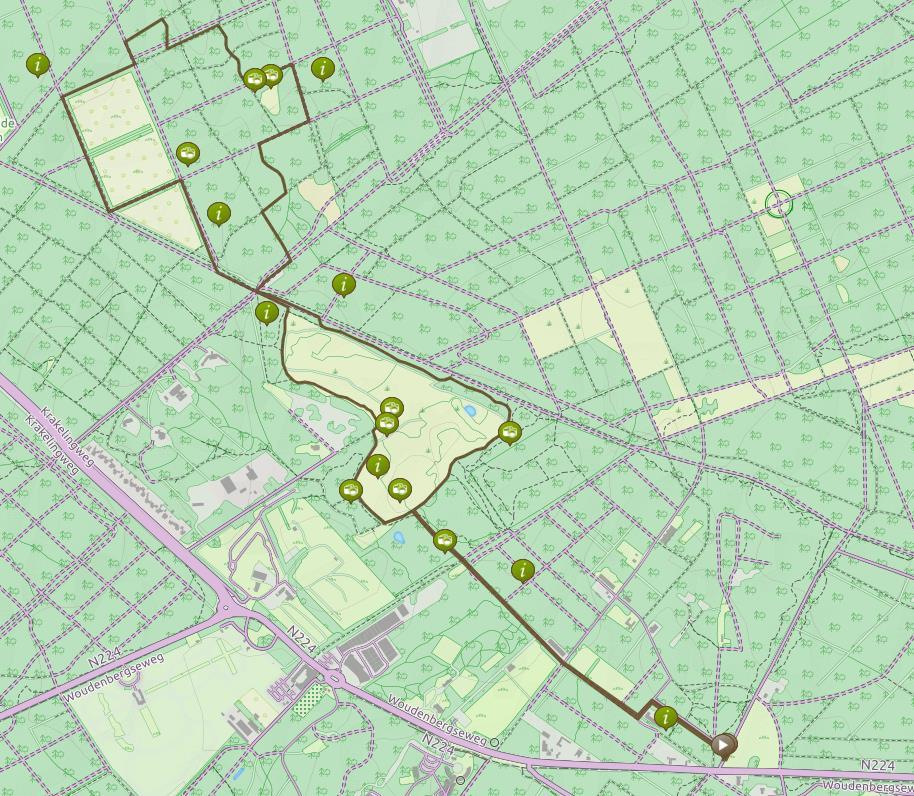 Vanuit het startpunt lopen we eerst een klein eindje de verharde weg op en volgen daarna links de groen