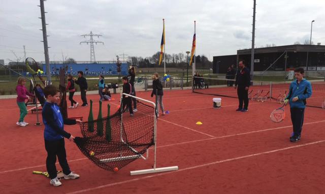 Alle kinderen mochten raden hoeveel tennisballen er in het tennisracket bij de ingang van ons park zitten. Daan Pouls zat er het dichtst bij en heeft een gloednieuw tennisracket gewonnen.