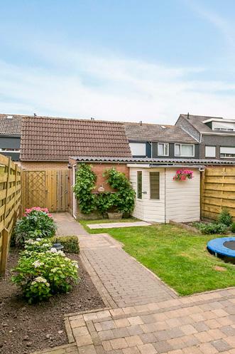 Slaapkamers Slaapkamer 1 bevindt zich aan de voorzijde van de woning en beschikt over een radiator en een handmatige rolluik. Het plafond is voorzien van gips en spuitwerk.