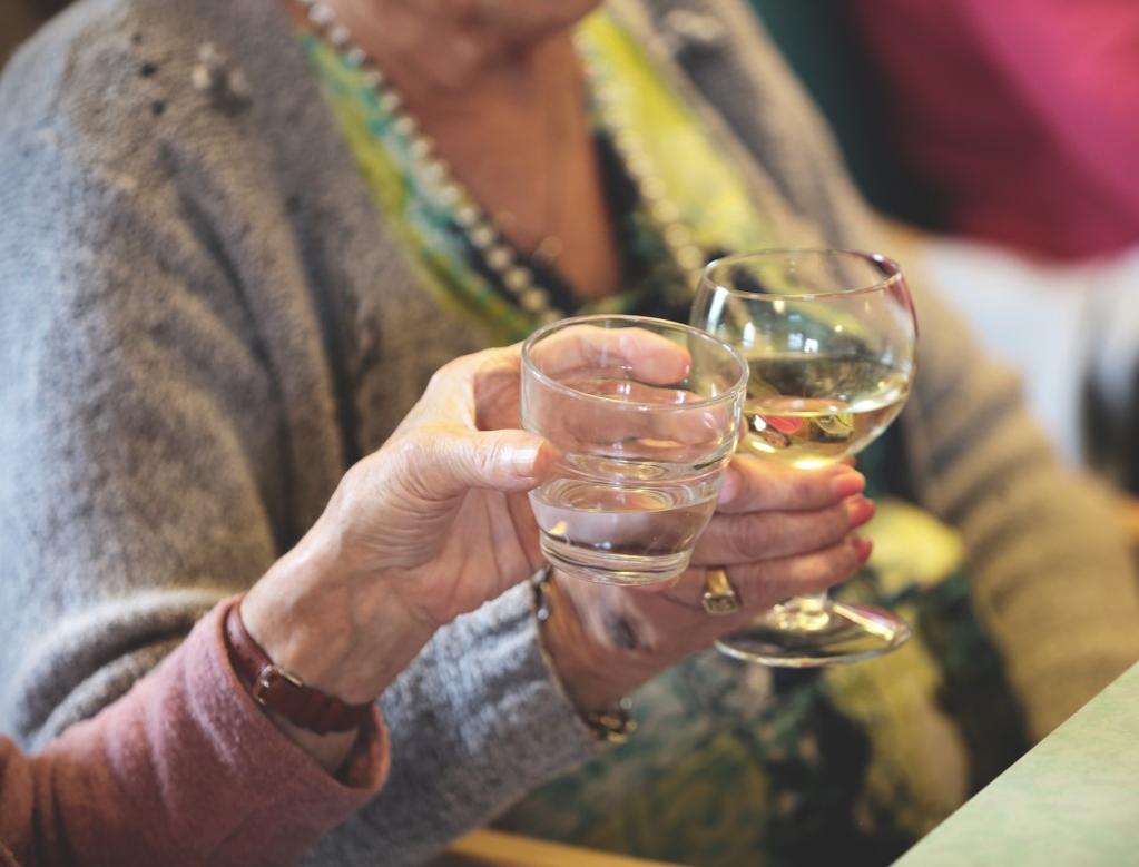 VOEDING De chef-kok en zijn medewerkers staan in voor het voorbereiden en bereiden van alle maaltijden van de bewoners.