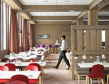580 Plekken binnen / Restaurant 'Aiguille Rouge' In dit intieme restaurant met specialiteiten uit de Savoie (fonduen en steengrillen) kunt u gezellig samen dineren.