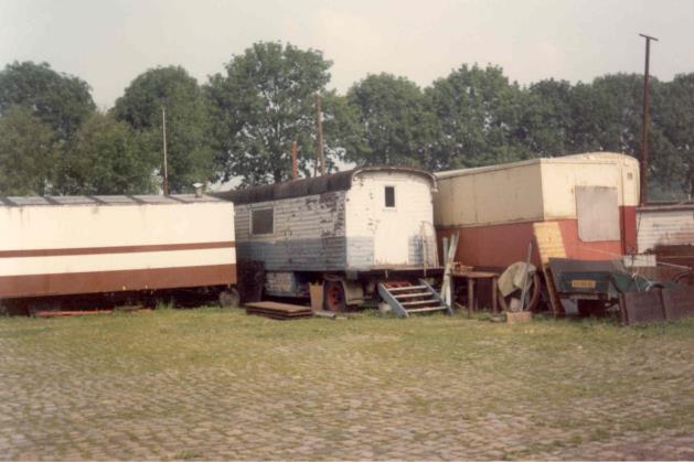 ca. 1992, Overwheerse Polderdijk Winterstandplaats van Henk Vallentgoed en Albert Lamor. De oude pakwagen is van Vallentgoed t.b.v. de opslag. ca.