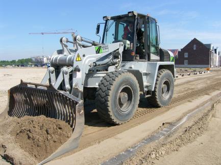 Omdat de machine in ontwikkeling is en getest moet worden heeft Ouwejan & F. de Bruijn Infra b.v. (infra bedrijf Bruco Zegveld b.v.) aangeboden hierin faciliteren.