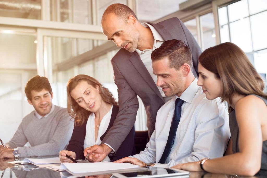 De multidisciplinaire vergadering organiseren of eraan deelnemen Het verslag van de