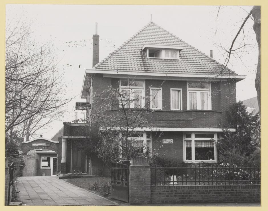 borst gekregen en zijn handen bezeerd toen hij het mes afweerde terwijl hij op de grond lag en riep 'ick heb genoech'. 294 De eigenaar van het huis schijnt dit zelf ook nog bewoond te hebben.