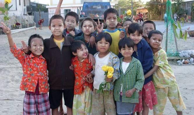 Help de (wees)kinderen in Myanmar INLEIDING Als school vinden we het heel belangrijk dat jullie rekening leren houden met mensen die het minder goed hebben dan wij.
