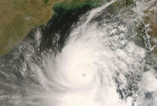 CYCLOON IN MEI 2008 Een cycloon is een hele heftige, ronddraaiende storm. In mei 2008 heeft de cycloon met de naam Nargis een grote natuurramp veroorzaakt in het zuiden van Myanmar.