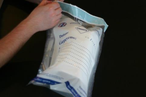 Afbeelding 7: In plaats van een kartonnen doos kan ook een tweede plastic sealbag worden gebruikt. Noteer het volgende op buitenste omverpakking: 1. het casusnummer 2. dat het om AVP lijkt te gaan 3.