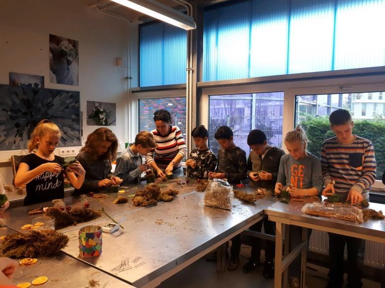 Afgelopen donderdag zijn de leerlingen op de eerste VO-school gaan kijken. Bij Edudelta in Barendrecht hebben zij een aantal leuke lessen gevolgd en een rondleiding door de school gekregen.