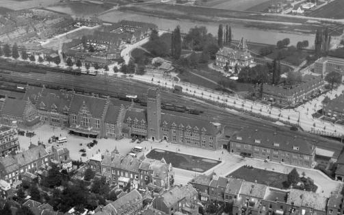 Op deze foto uit 1924 is de overloop van de Maas, waarop de A2-Stadstraverse is aangelegd, duidelijk te zien.