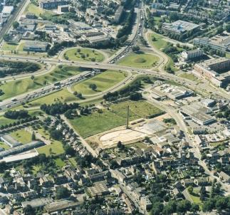De luchtfoto van de noordelijke stadsentree is genomen richting het noordoosten. Van links komt de A2 vanuit de richting Eindhoven; van rechts de A79 vanuit de richting Heerlen.