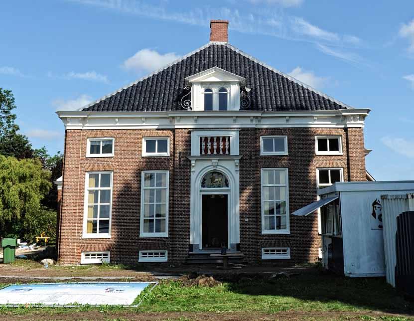 Op het moment dat wij een bezoekje brengen aan het monumentale pand, aan het begin van de zomervakantie, is de verbouwing nog in volle gang.