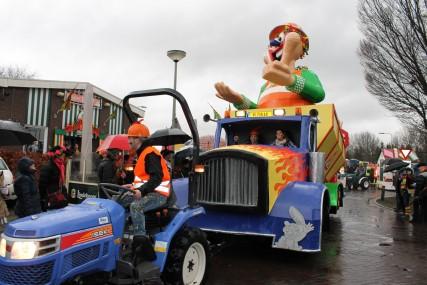 De litste paar jaor met stip de groeëtste optocht van de aoj gemeindje Hunsel mit groeëte groepe, einzelgängers, sjieke waages etc.