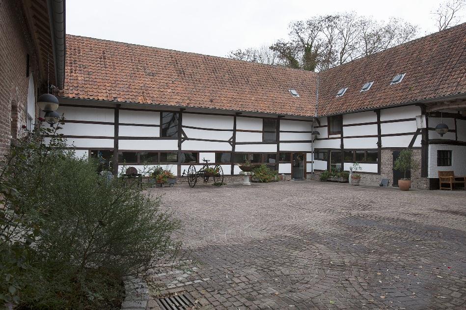 Aan de rand van Schinnen, grenzend aan een groot landelijk gebied, ligt de unieke carré-hoeve Hof van Dieteren (anno 1652) met een gesloten binnenplaats van ca. 270 m².