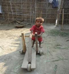 Shrawan s verhaal: een mijlpaal voor de Community Based Rehabilitation benadering De vierjarige Shrawan Kumar Mandal uit het dorpje Madhuban in het district Sunsari, werd geboren met een