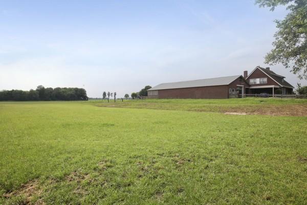 Bijzonderheden: * Inhoud woonhuis: ca. 670 m³. * De gehele woning is voorzien van hardhouten kozijnen met dubbele beglazing. Ook in het bijgebouw is dubbele beglazing aanwezig.