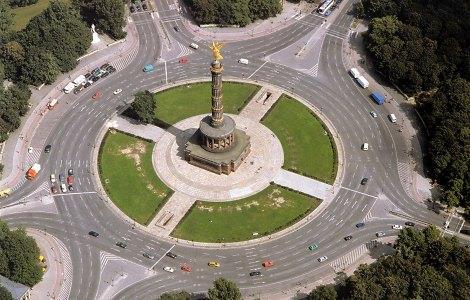 Met name het dak van dit bouwwerk trekt veel aandacht vanwege de fascinerende constructie.