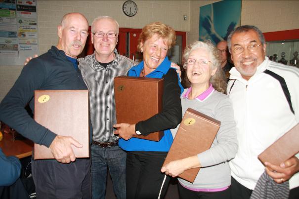 Persbericht Geslaagd snerttoernooi bij TVHuizen Bij Tennisvereniging Huizen is afgelopen zondag voor de 5 e keer het snerttoernooi gespeeld.