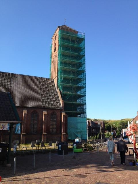 Muurwerk. Nadat in het najaar het zuidelijk deel van de muur rond het kerkhof werd opgeknapt, is afgelopen maand ook de rest van de muur hersteld.