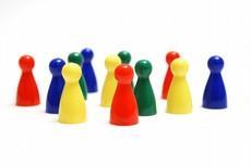 Educatief spel: water als oplosmiddel Instructiefiche leerlingen: spelregels Praktisch: Aantal spelers: 2-4 Elke speler kiest een verschillende kleur pion. (rood, groen, blauw of geel) Hoe starten?
