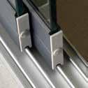Les profils de rail (supérieur et inférieur) sont disponibles en longueurs de : 2900, 3900, 4900, 5900mm Schuifwandsysteem in glas (dikte 10mm), met onopvallende profielen (3 tot 6 rail met