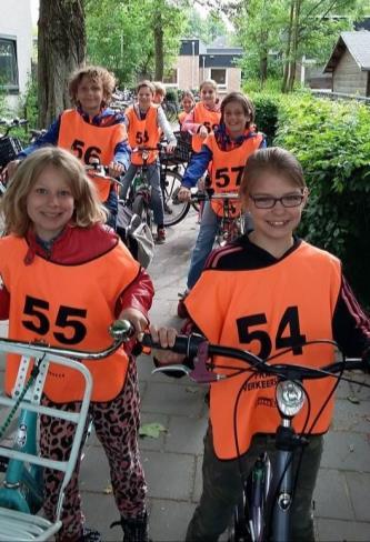 dansen in de afscheidsmusical. De lessen dans zijn steeds gekoppeld aan het thema wat op dat moment in de groep aan de orde is.