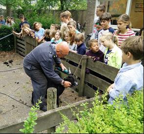 5.3.5 Lezen We vinden het belangrijk dat kinderen boeken kunnen kiezen uit veel verschillende boeken. Alle groepen kunnen daarom boeken lenen bij de Openbare bibliotheek in Oisterwijk.